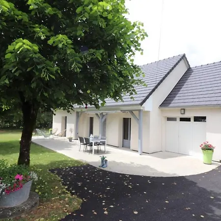 Maison De Plain-pied Avec Grand Jardin, Terrasse, Proche De Salers Et Sites De Randonnee D'auvergne - Fr-1-742-201 *
